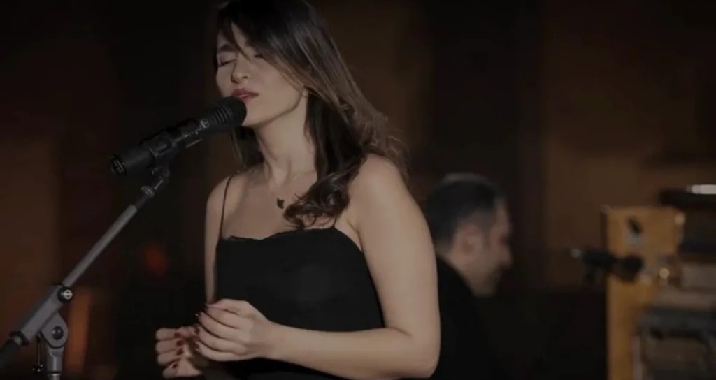 İran'da Başörtüsüz Konser Veren Şarkıcı Parastoo Ahmadi'nin Kırbaç Cezası Kesinleşti