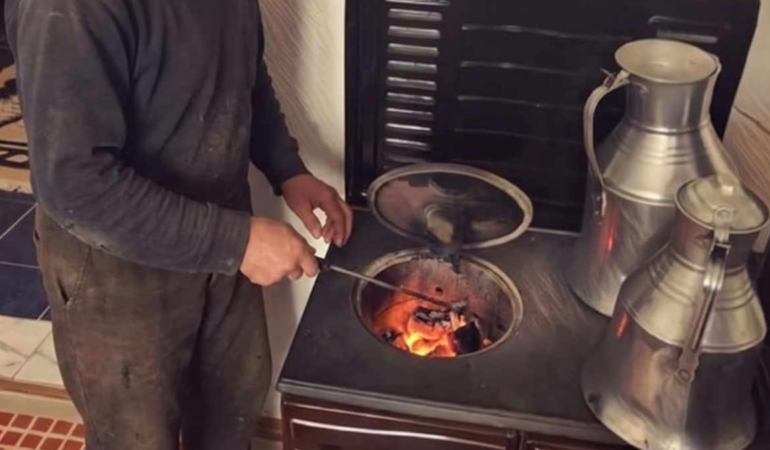 Polonya'da Sobada Odun Yerine Çörek Yakan Tamirci Isınma Maliyetini Düşürdü